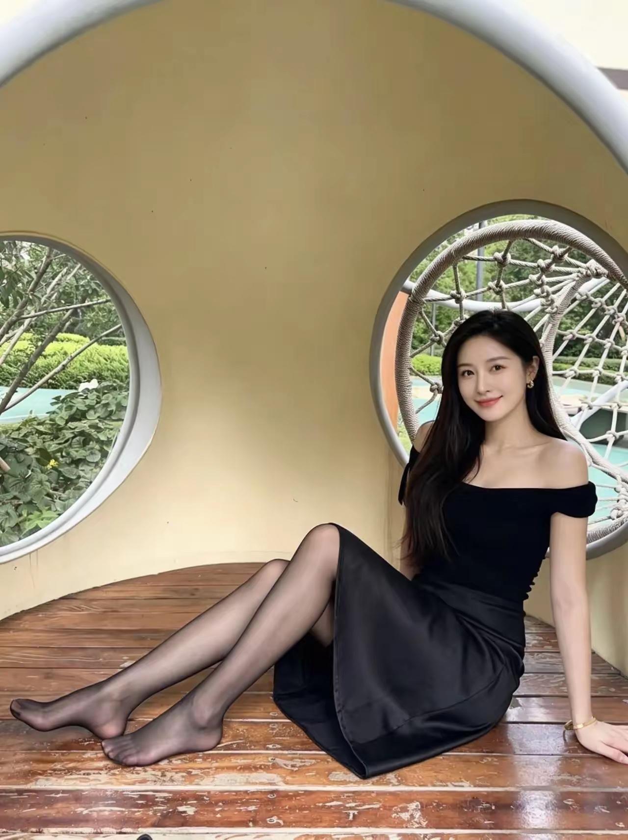 如何搭配一套优雅的职业装?黑丝搭配尽显优雅