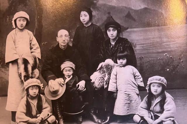 1926年，为了满足丈夫想要儿子的愿望，董竹君冒险怀了第5胎。怀孕时，她爱