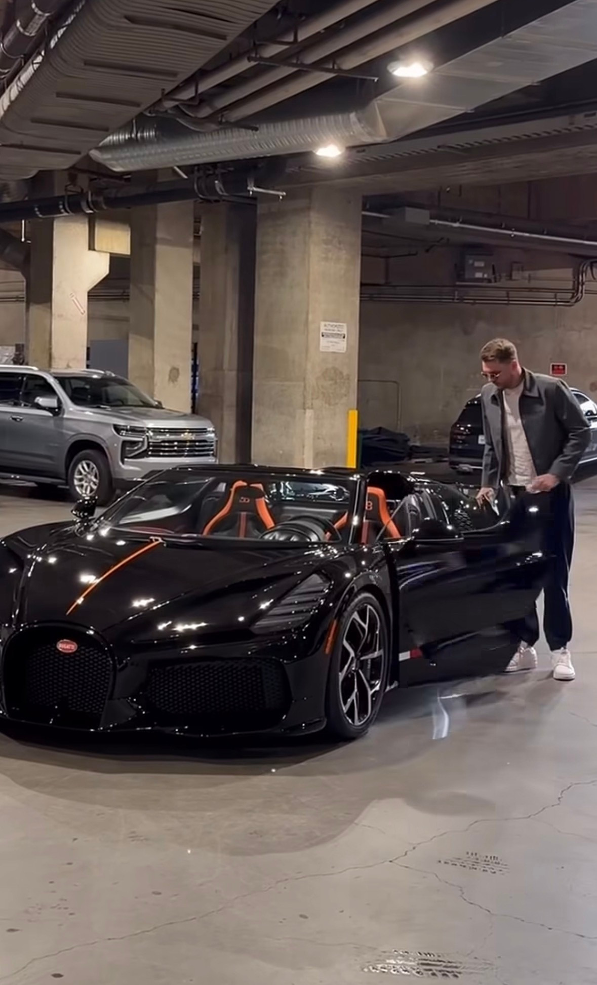 东契奇￼开的这辆布加迪Mistral，是全球最快的敞篷跑车，最高时速可达453.