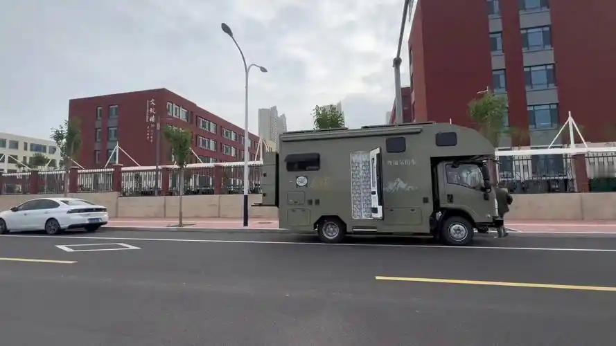 曾以为陪读就是寸步不离，直到看见校门口的房车与深夜的台灯，才懂真谛从非“贴身紧盯