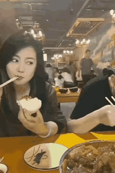 餐桌下面男的用脚说话，餐桌上面这女的用表情回应，这表情能看出什么？