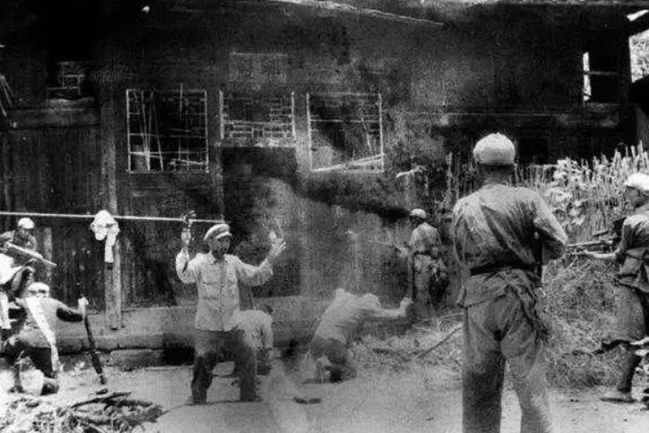 1950年，16军军长尹先炳，带着75辆满载物资的卡车，遭一千多名土匪攻击，他惊