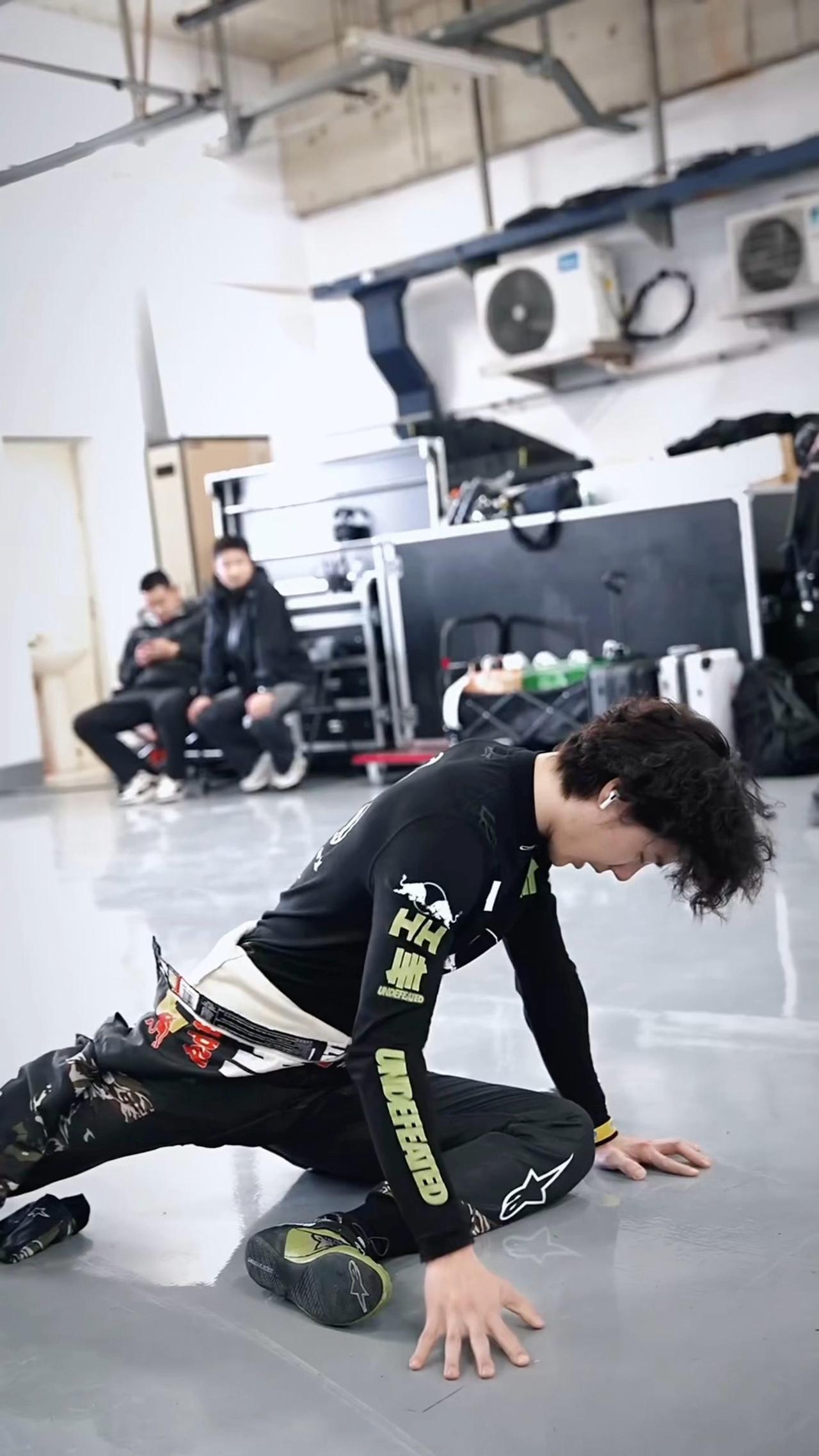 纯纯的素颜，头盔头套摘下之后流着汗最真实的模样，可是皮肤真的好到让人嫉妒的啊[泣