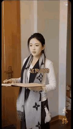 一个老板上班，他来到了办公室坐下，胳膊不小心把桌上的东西碰掉了，于是老板趴在地上