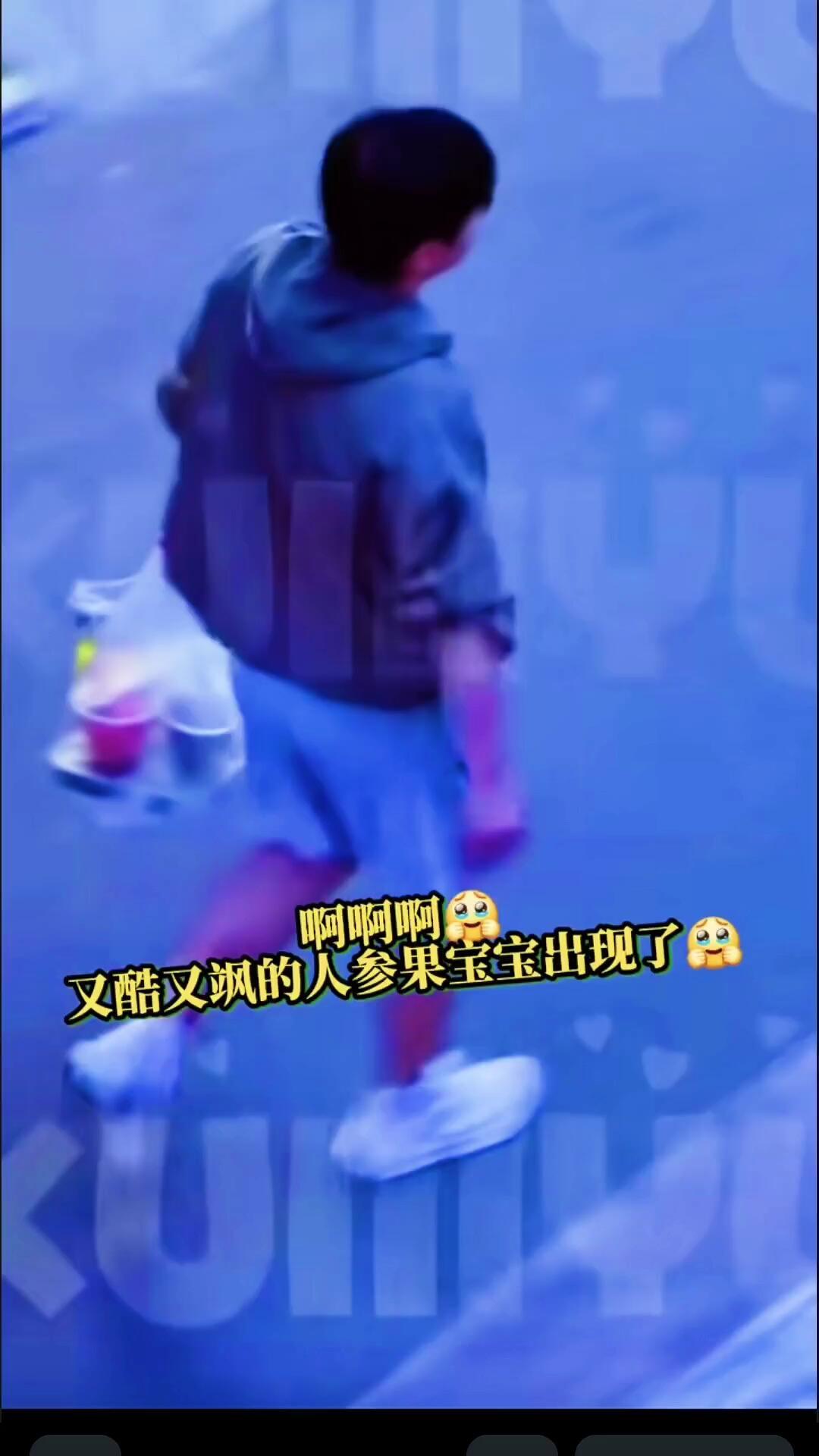 之前就说莎莎是一个潮流的孩子，很酷酷的衣服，莎莎很潇洒自如，这样看来就爱一个小人