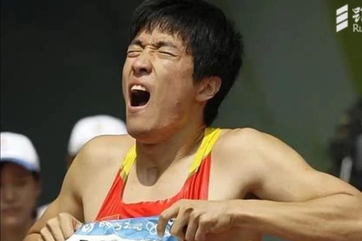 同样是运动员， 姚明当年的选择比刘翔要聪明多了。 姚明退役当年做决定很干