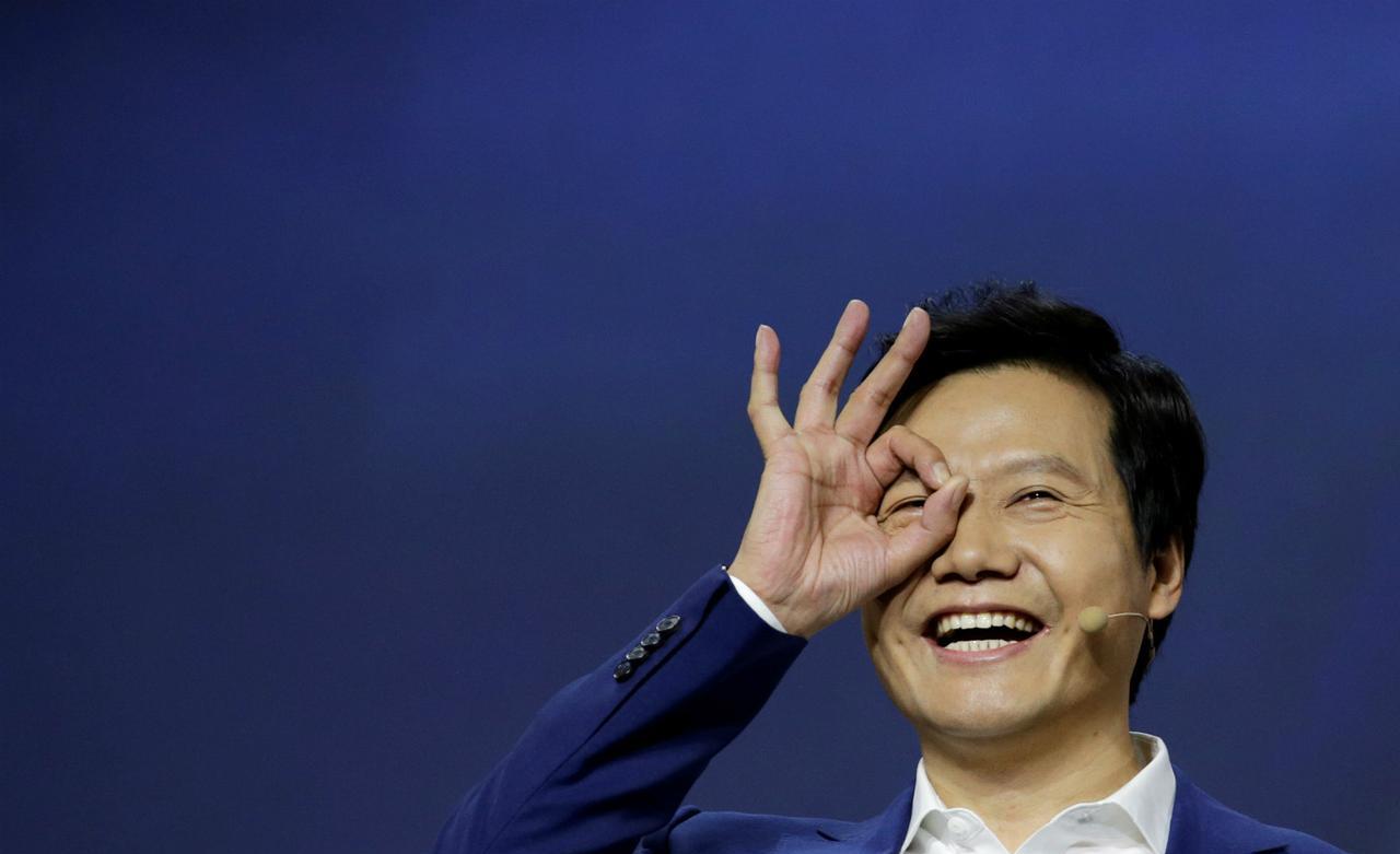我问我老公，雷军那么有钱，为什么还要自己研发芯片？我老公说：一个敢砸135