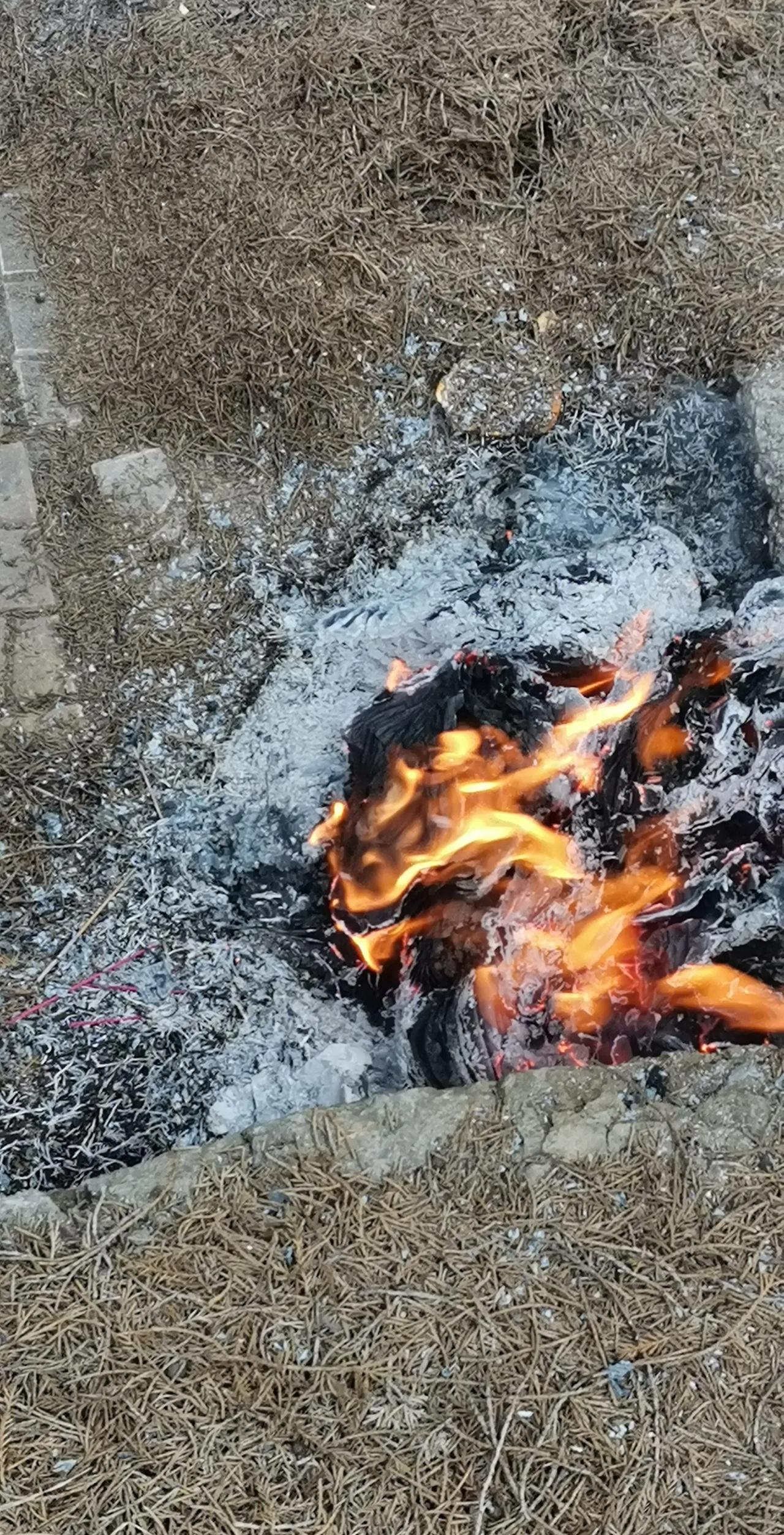 一个人去世快得令人始料不及就在前天，八点多的时候，我们小区门口炸裂了！一个50