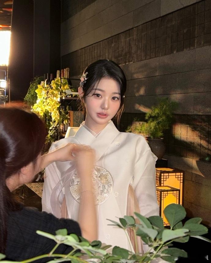 张元英穿韩服好标准的美让​张元英穿韩服完全正确✔​​​