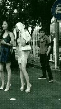 真是林子大了什么鸟都有，小伙的怪异行为让人不耻，人家美女站在哪儿好好的，你呼哧一