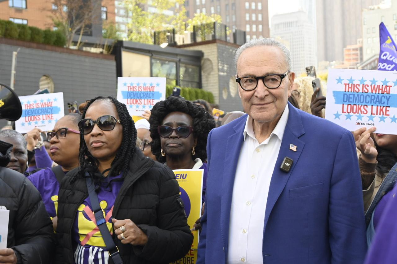 爱泼斯坦曾试图帮助他人与美国参议院民主党领袖查克·舒默见面。根据美国司法部发布