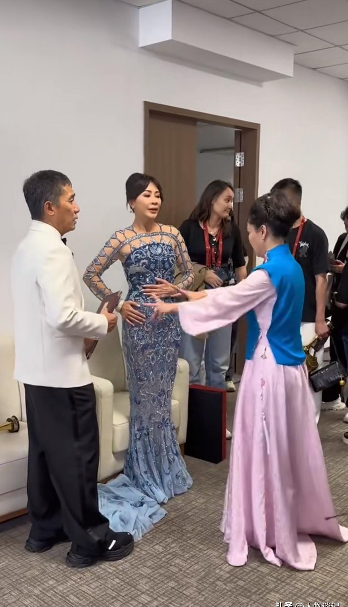 刘嘉玲热脸贴冷屁股，介绍自己老公给何赛飞，结果人家俩早就“打过麻将”了！换做