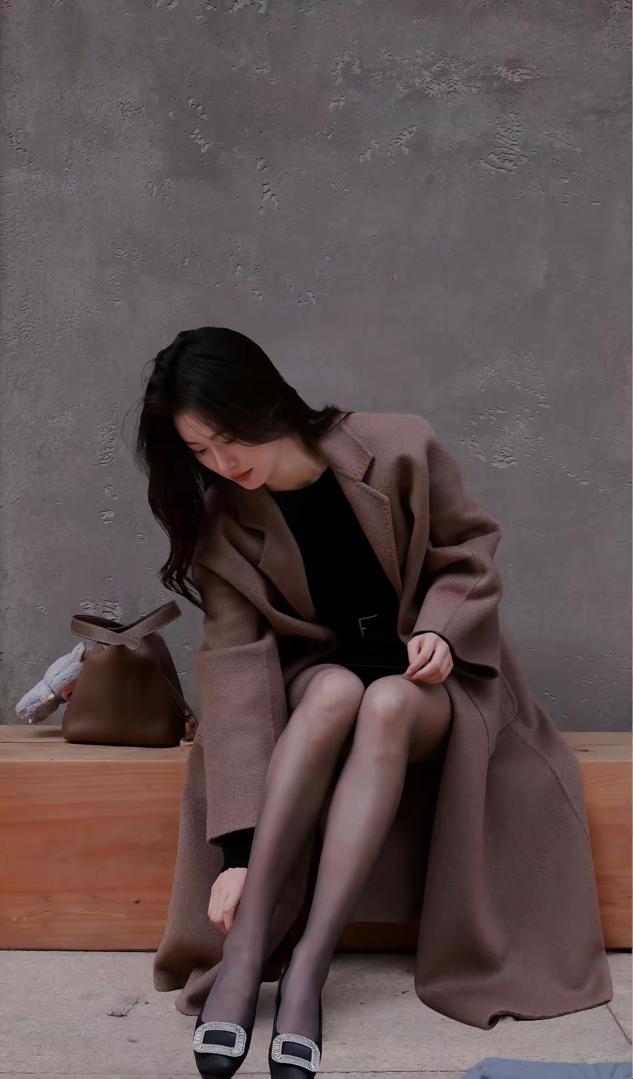 都市优雅风，棕色大衣搭配黑色高跟鞋，时尚又舒适。