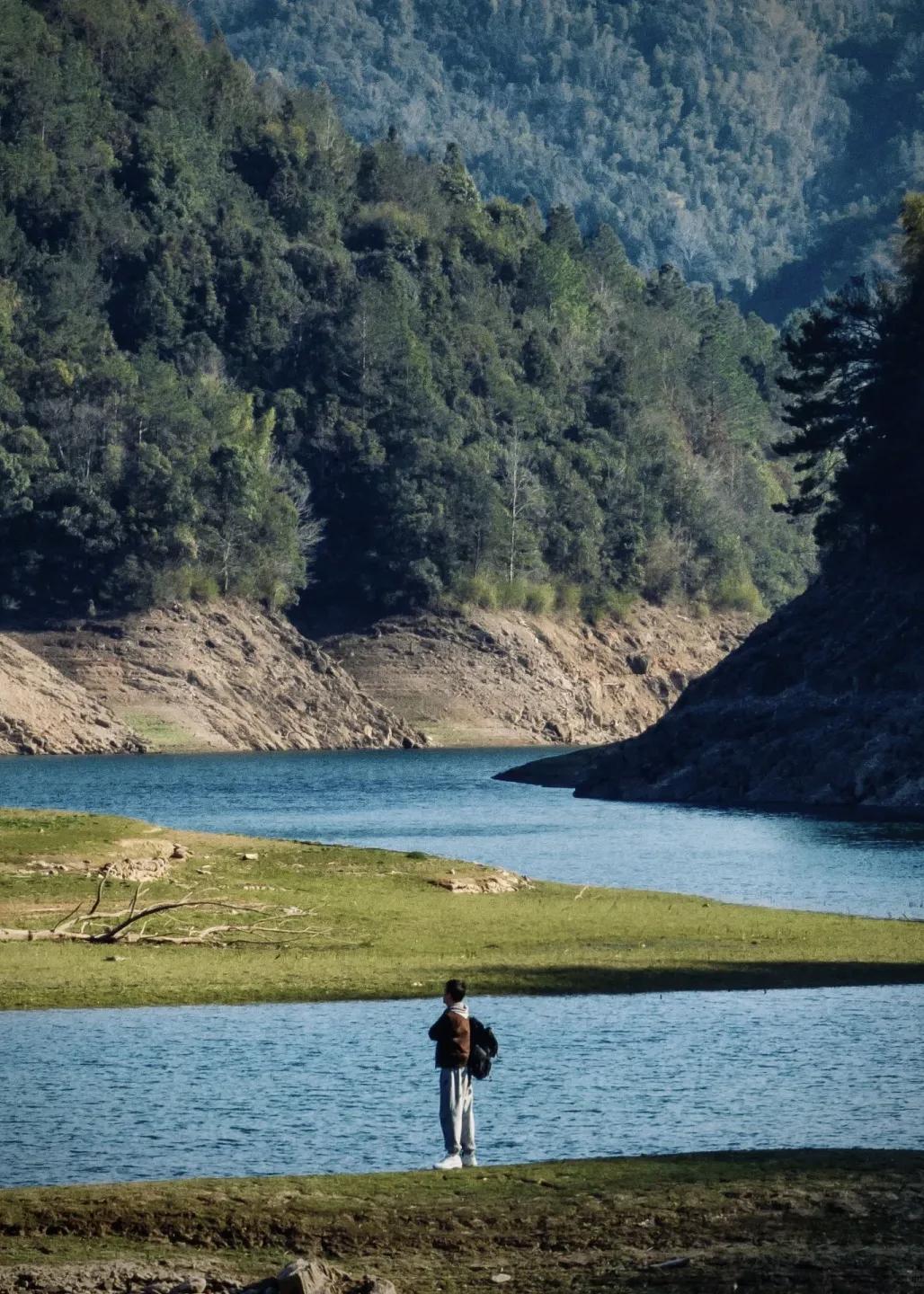 【什么是“窝囊旅游”】“窝囊旅游”是当下年轻人中兴起的新型旅行