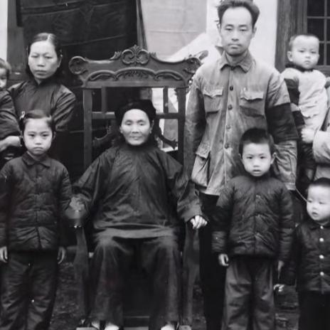 这是50年代，一位老人办葬礼时的合影，好家伙，一大家子十几口人挤在镜头里，热闹又