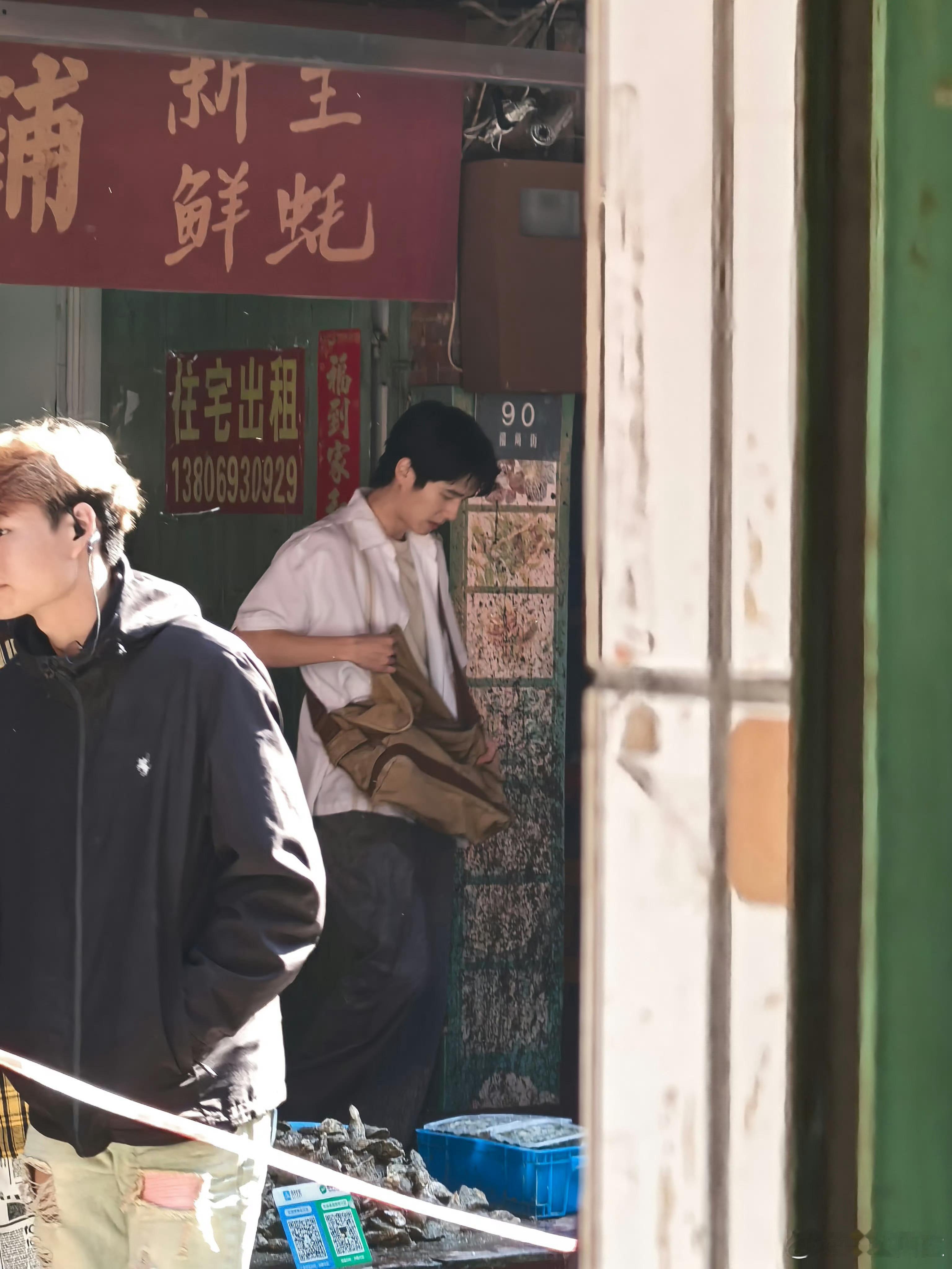 刘昊然穿白衬衫有点太青春男大了