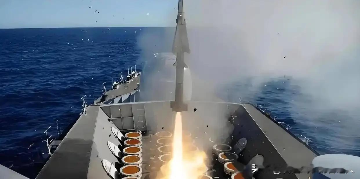 这哪里是试射？这分明是把“枪口”直接顶在了美国航母的脑门上！055大驱这一次不再