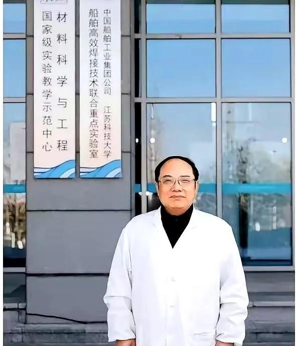 谁能想到，江苏科技大学竟然出了个“神仙”老师郭伟！高中毕业，愣是靠PS简历混