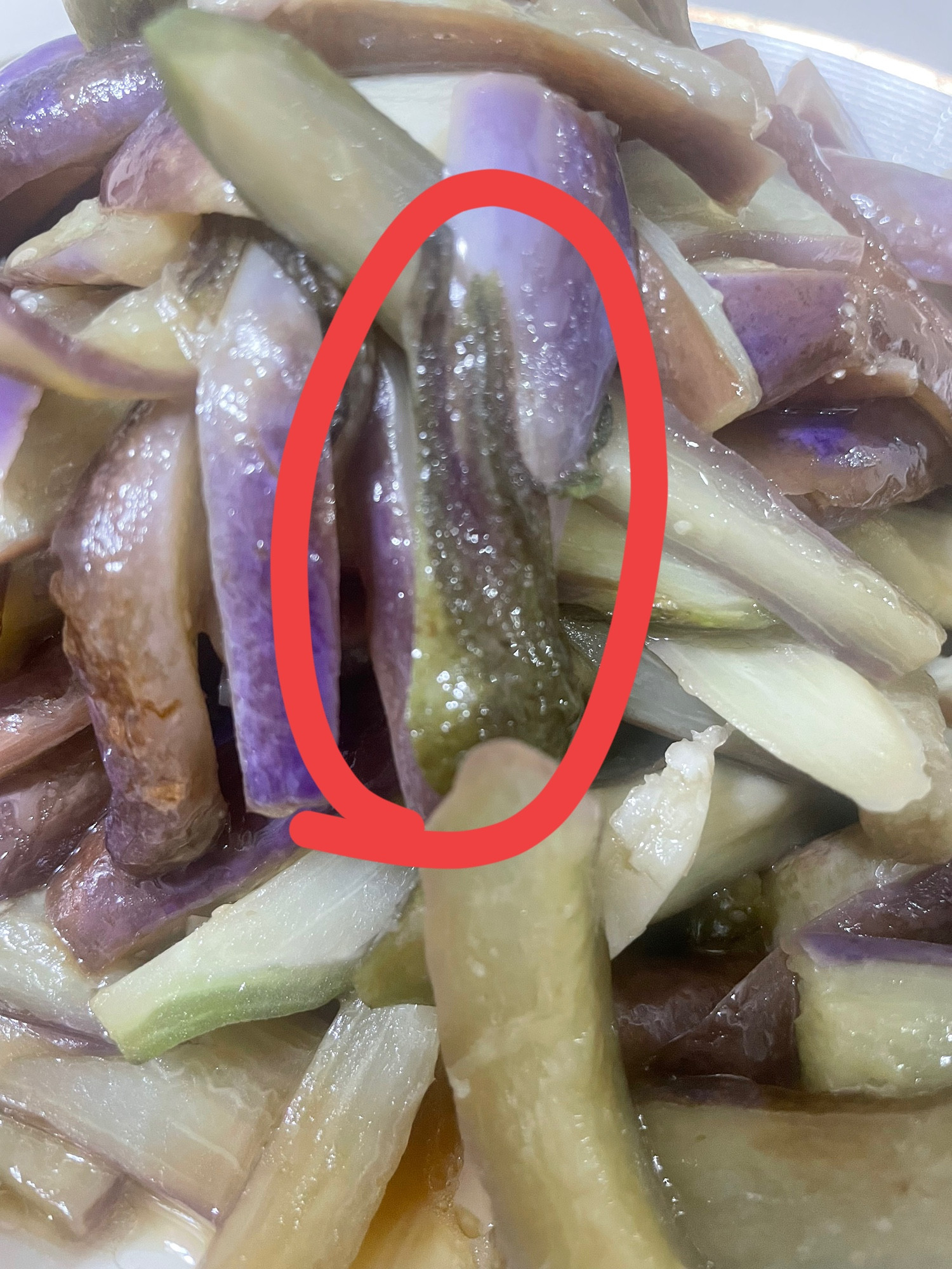 请问大家这个蒂能吃吗我家老公每次烧茄子都不把这个蒂去掉我就搞不懂他为什么会这