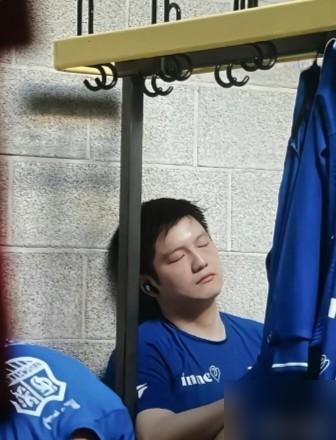 樊振东去德甲这大半年，纯纯是换个赛道再拼一次。2025年6月加盟萨尔布吕肯，