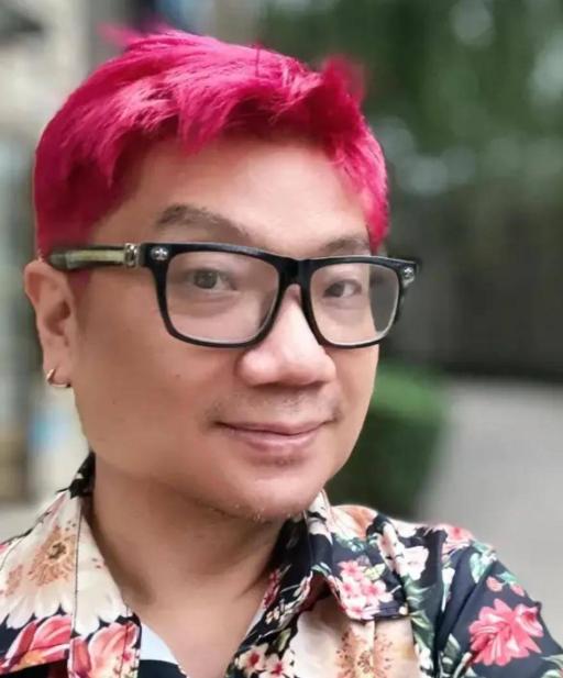 程青松说“没爱活不了”！快60岁了还被曝出骚扰别人！程青松说自己离不
