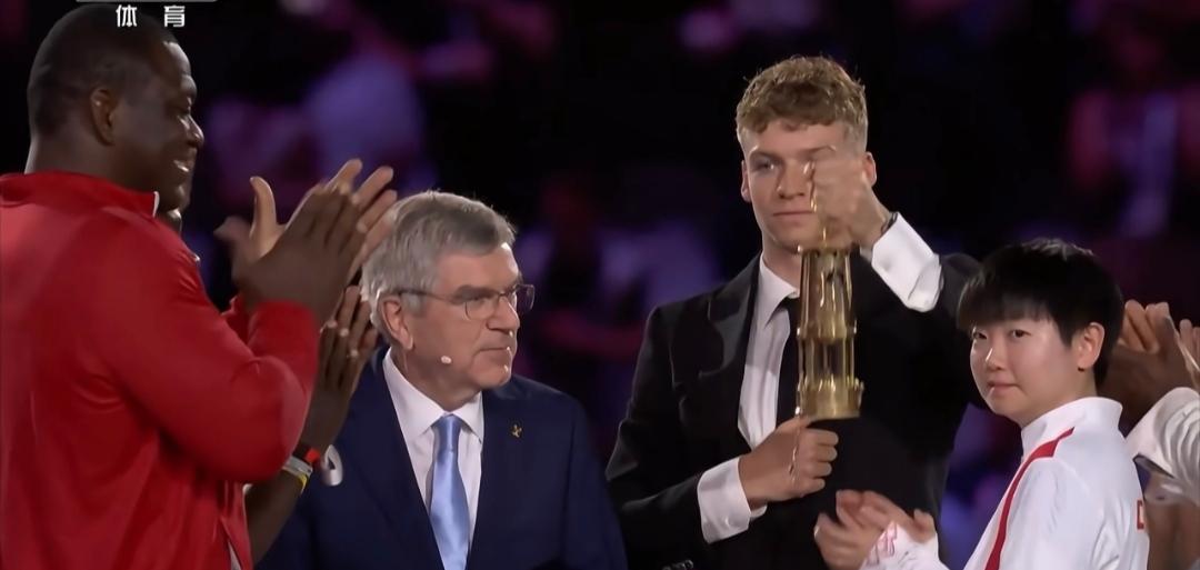 依然会对巴赫专注看莎莎的表情感动，他是真喜欢莎莎呀。巴黎闭幕式，莎莎作为亚洲代