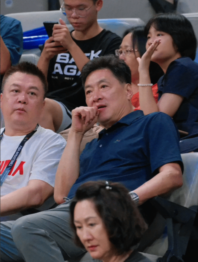 在女篮亚洲杯的比赛场边，出现了一位球迷们都很熟悉的身影。有球迷说，如果让以铁血