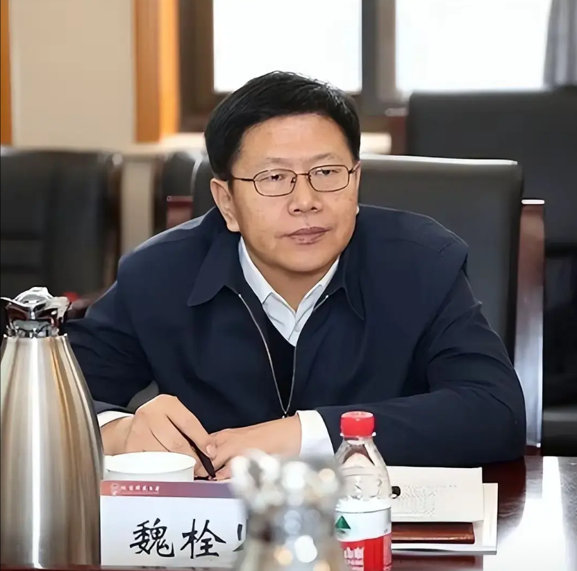 内蒙古包头这事，说起来真有点黑色幽默的意思。焦点人物魏栓师，一个正厅级干部，放平