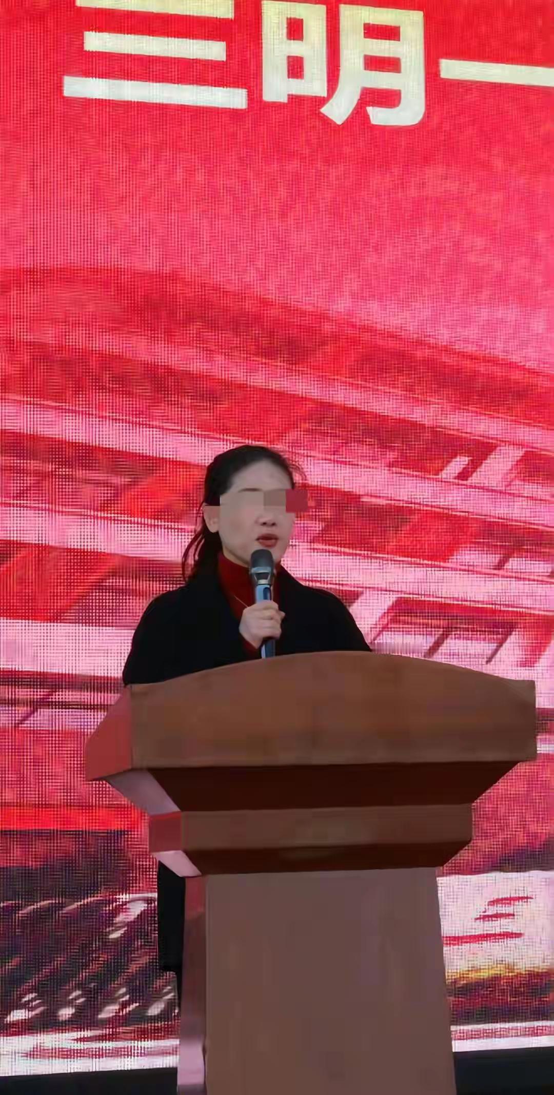三明中的女副校长，刚才看了了她的照片，挺像老师形象的！这位副校长是分管德育的
