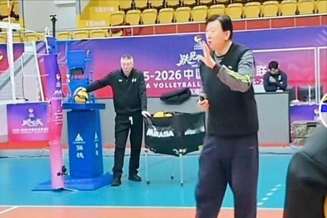 辽宁女排5连败！网上传言今晚与天津女排赛前临阵换帅，原主帅赵勇因此躲到意大利避风
