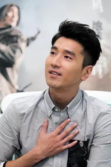 2009年，赵又廷兴高采烈地带女友张钧甯回家见父母，赵父却说：“她太优秀了，你