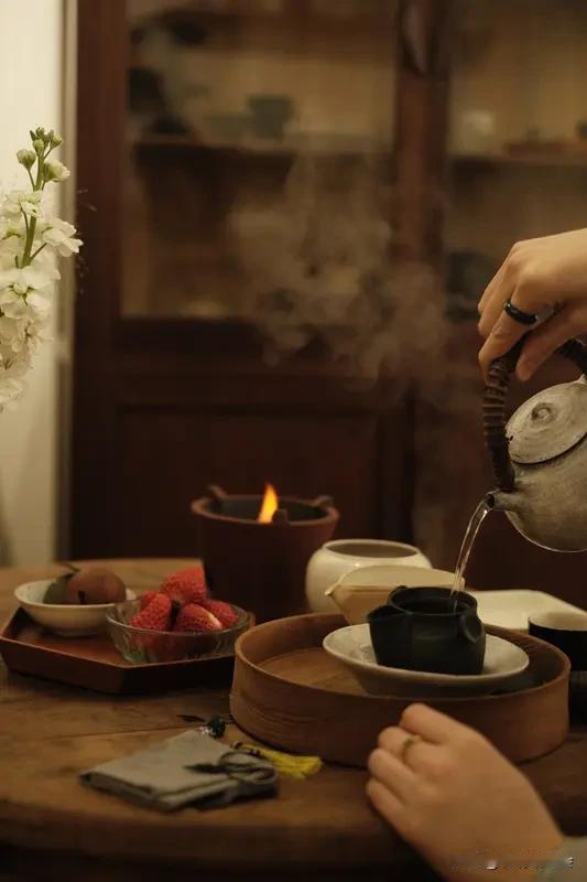 我也来凑个热闹对个下联。上联“煮茶聊天地”很有韵味，让人仿佛看到一群人围坐煮茶，