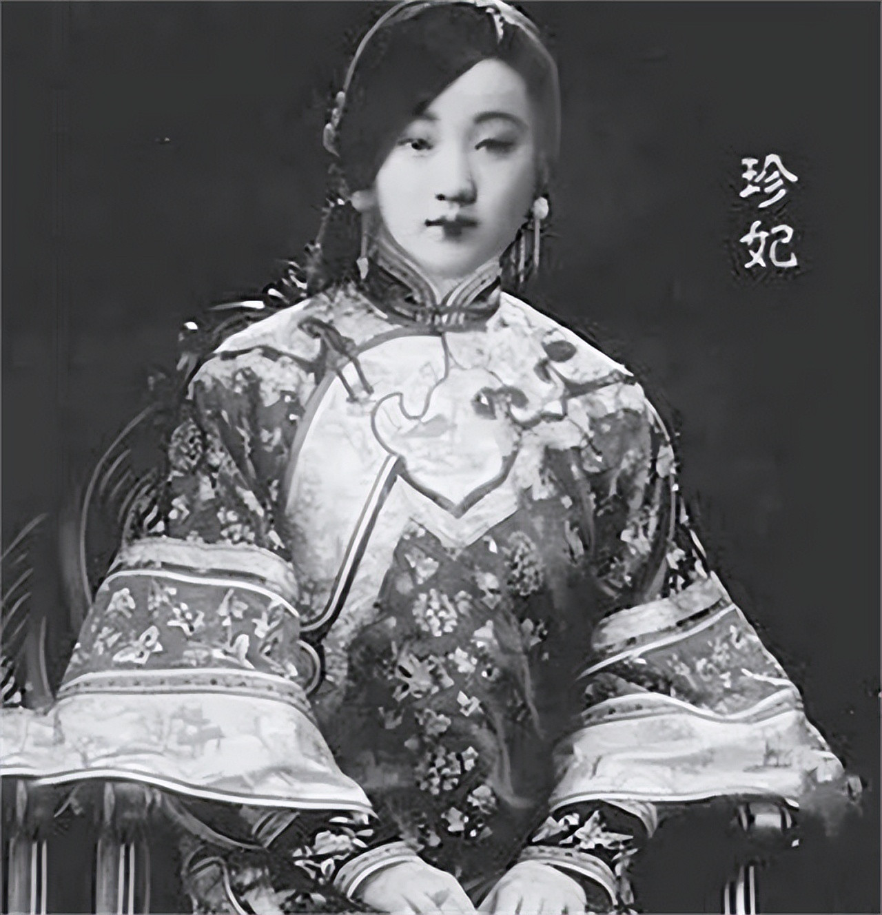 1894年，慈禧太后不顾光绪苦苦哀求，在大庭广众之下狠狠地打了40个板子。顷刻间