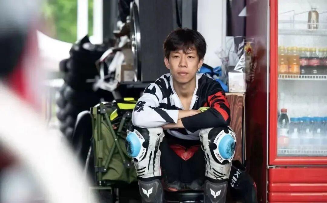 这个机车少年火了！湖南一名17岁机车少年主动打电话给媒体，放出狠话“你们过来就是
