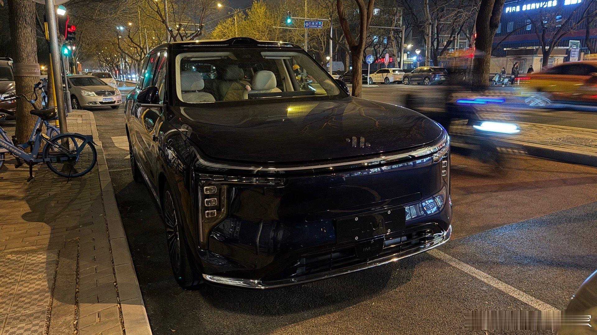 提车！！！.........不是我的，晚上跑步的时候看路边停着呢～视频照片都觉得