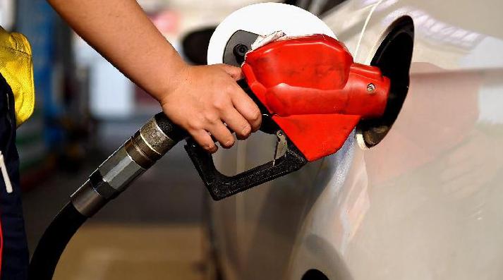 一吨原油送进炼油厂，可以提取出300公斤汽油、400公斤柴油和50公斤煤油，剩下