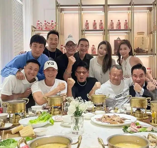 11位港圈艺人高规格聚餐照：我一眼就认出了眉弯眼笑的方中信，戴着眼镜、握着拳