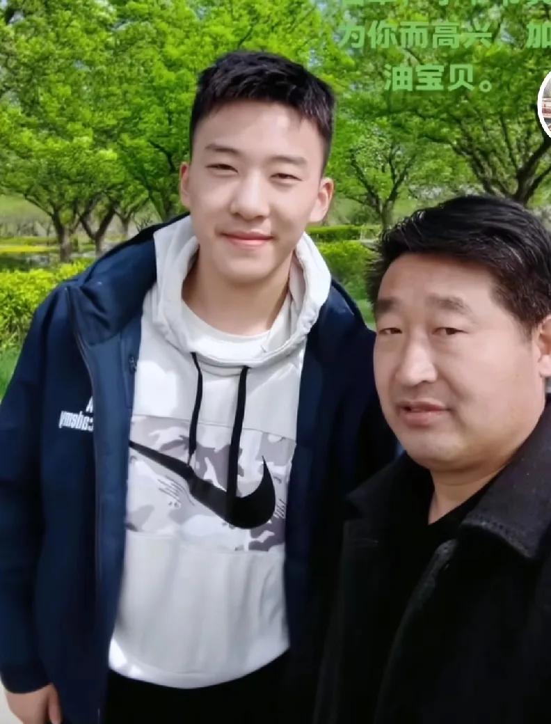 王俊杰和他爸长得太像了。比赛后记者采访的时候，他眉飞色舞，开心的笑了。王俊杰∽