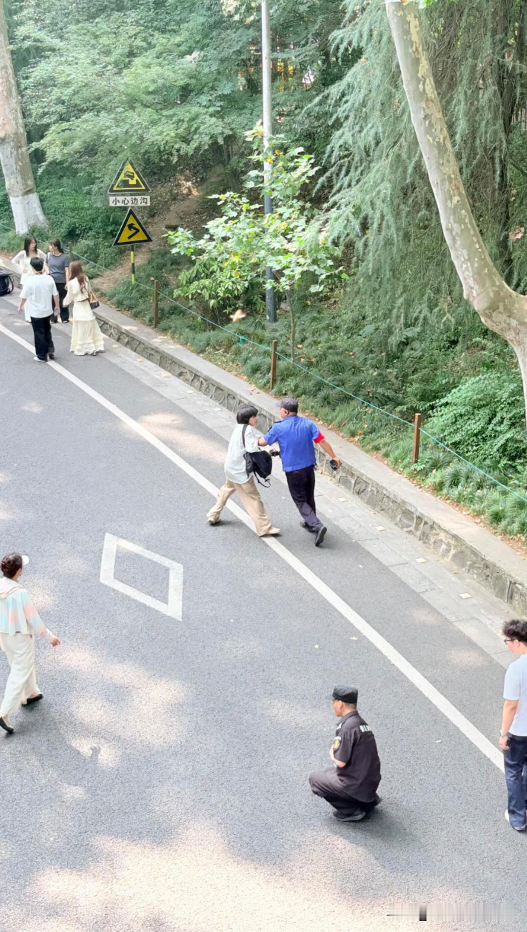 南京梧桐大道陵园路就应该撵走商拍，他们占据最好交付拍一个几十个动作，普通人拍5秒