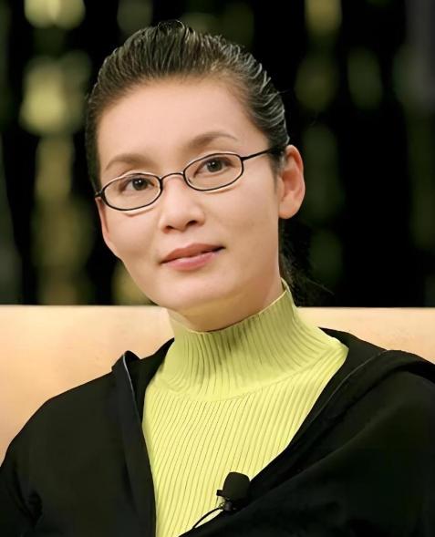71岁的潘虹，现在终于承认，这辈子最大的错，就是太晚明白这段话：“年轻时，除了孩
