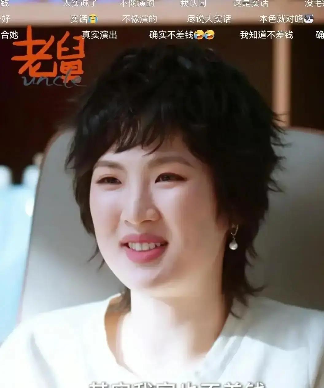 杀青宴上，姚安娜先跪了她端着酒杯，膝盖还青着，被郭京飞一句玩笑按下“买单键