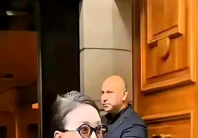 施南生追思会上，周迅没把白发藏起来，黑外套一穿，发根那一截白在灯下很扎眼。有人