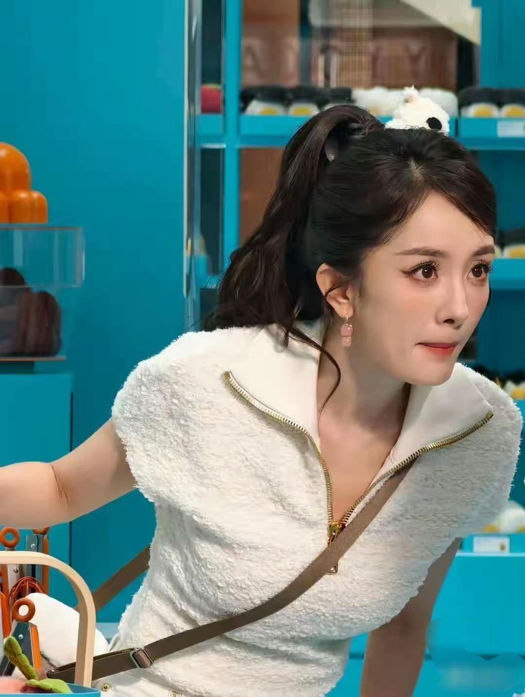 杨幂稍稍口碑回暖了一些，就有人开始黑她。杨幂参加的新综艺刚播出，就有网友嘲讽她3