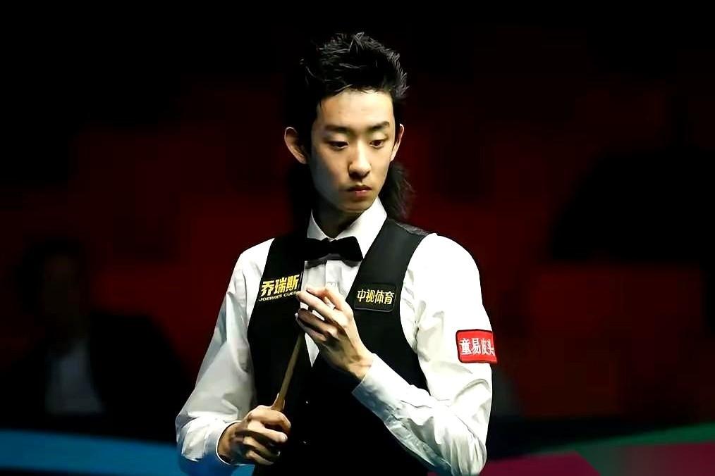 英锦赛看到现在，总觉得缺点儿什么。缺什么？缺一个第一个倒下的种子选手。说白