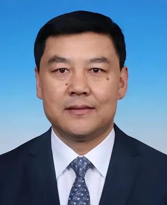 从中学教师干到市委书记，中间还去美国当过经贸代表处主任。这履历摊开，像一路换牌