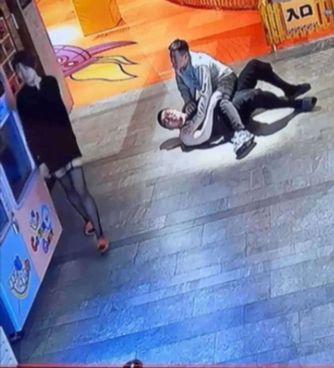 打架不当紧，先看黑丝！！！