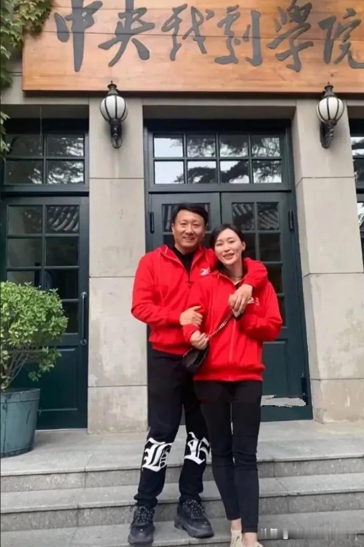 原来他们是明星夫妻啊，现在才知道，之前在很多电视剧里有看到他们演过戏，男的比较高