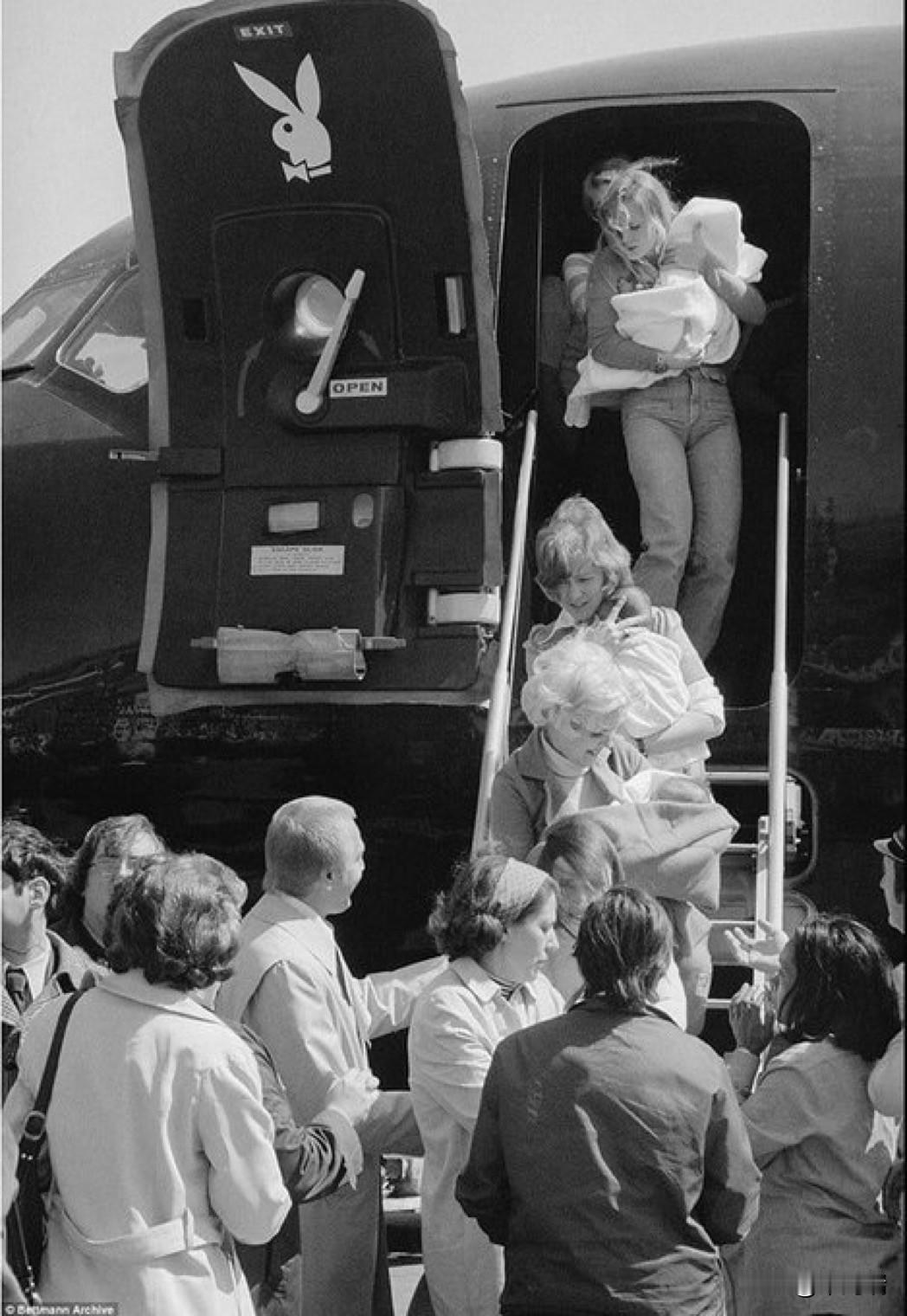 1975年4月，随着西贡即将陷落，美国政府发动了一项大规模疏散行动，这次行动被称