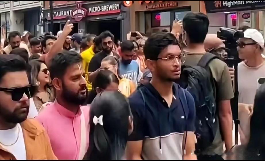 外派在多伦多的朋友给我说，以前在多伦多看医生不用排队，后来印度人多了，现在是看医