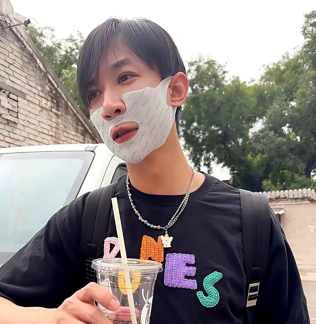 “面膜贴脸上，岳父先问价。”张维伊进门那刻，客厅空气凝固。董璇代言的银色小袋